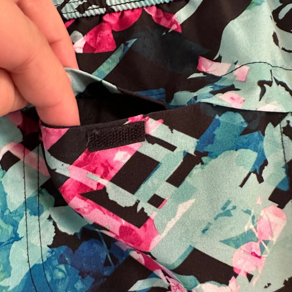 Fabletics Eloise Side Zip Pocket Unlined Athletic Shorts | Geometric Floral - Picture 6 of 12